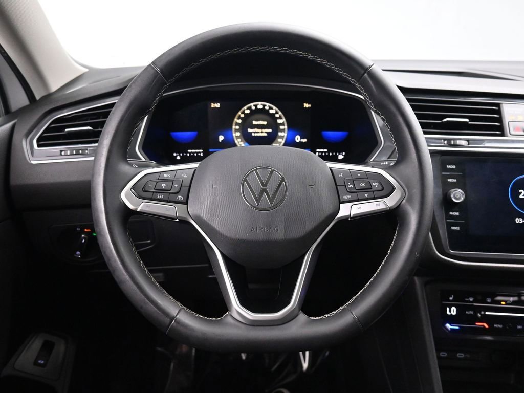 Used 2022 Volkswagen Tiguan SE w/ Panoramic Sunroof Package FWD image 27