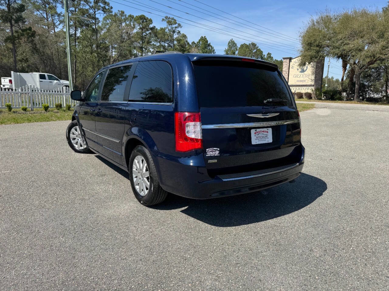 Used 2015 Chrysler Town & Country Touring image 32