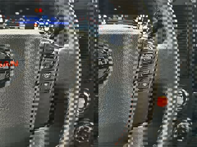 Used 2021 Nissan Titan PRO-4X w/ Pro-4x Convenience Package image 10