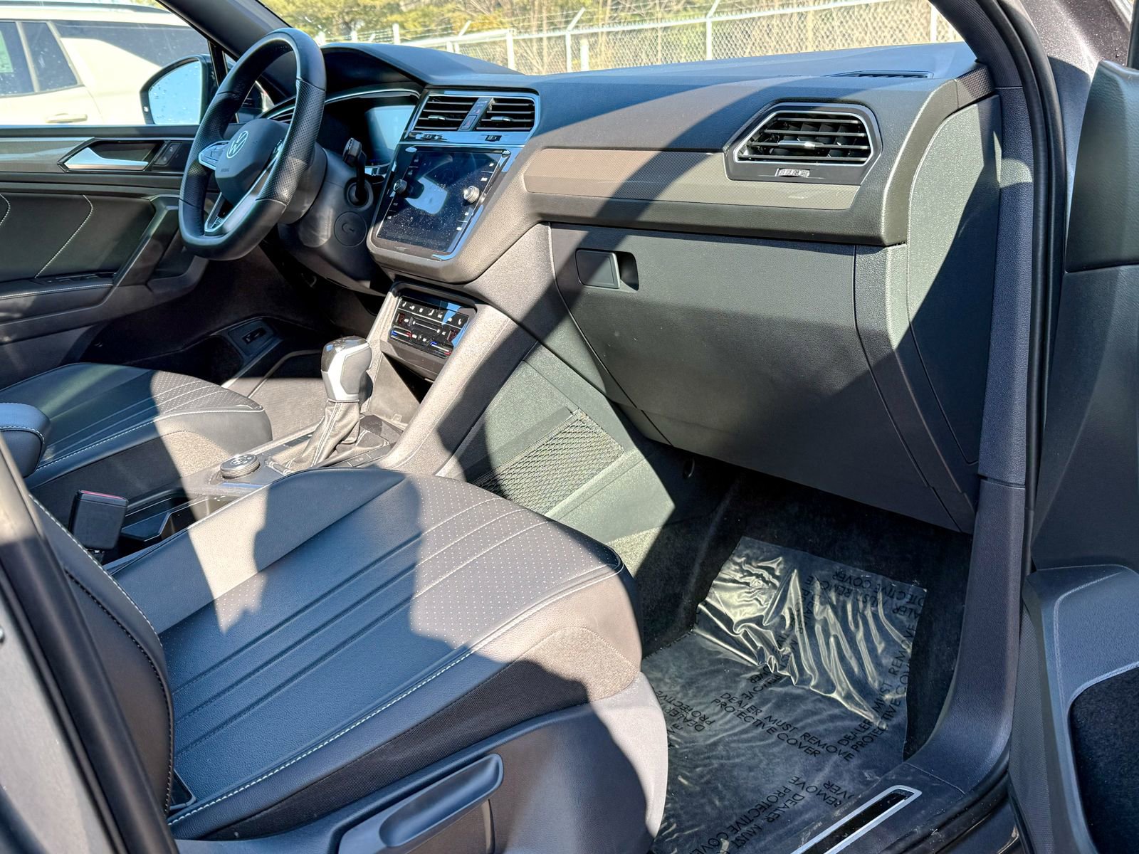 Used 2024 Volkswagen Tiguan SE R-Line image 9