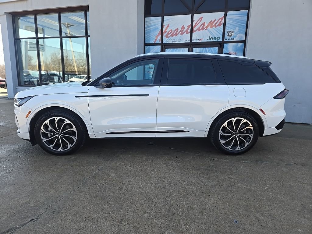 Used 2025 Lincoln Nautilus Reserve image 5