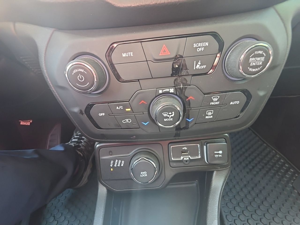 Used 2021 Jeep Renegade Latitude w/ Sun & Sound Group AWD/4WD image 26
