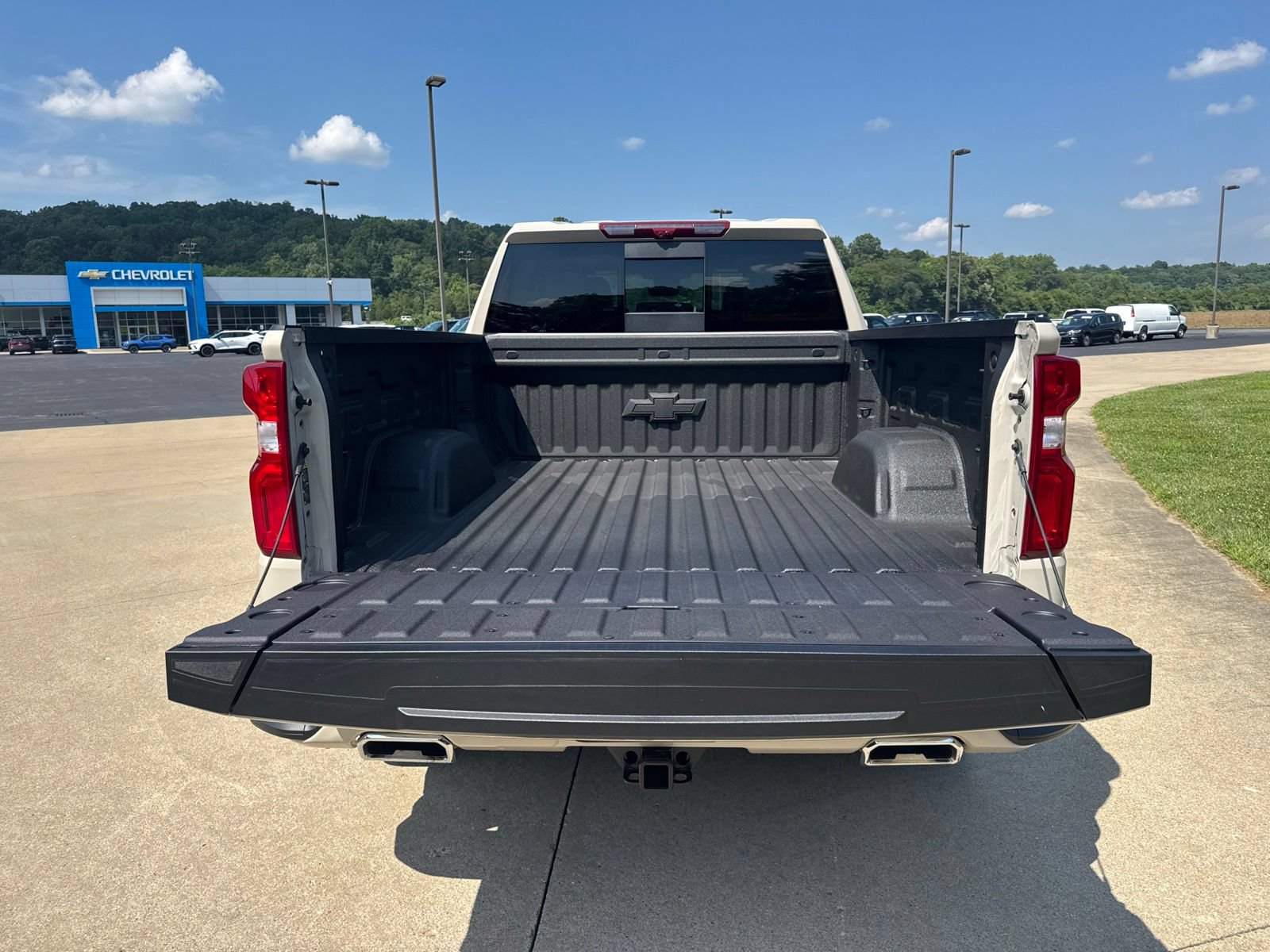 New 2026 Chevrolet Silverado 1500 High Country w/ Technology Package AWD/4WD image 11