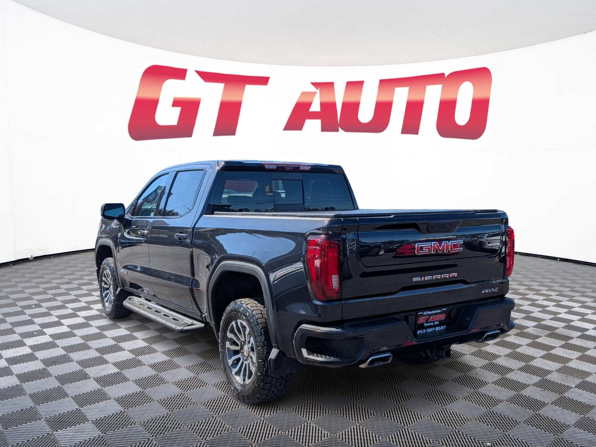 Used 2023 GMC Sierra 1500 AT4 w/ Technology Package AWD/4WD image 4
