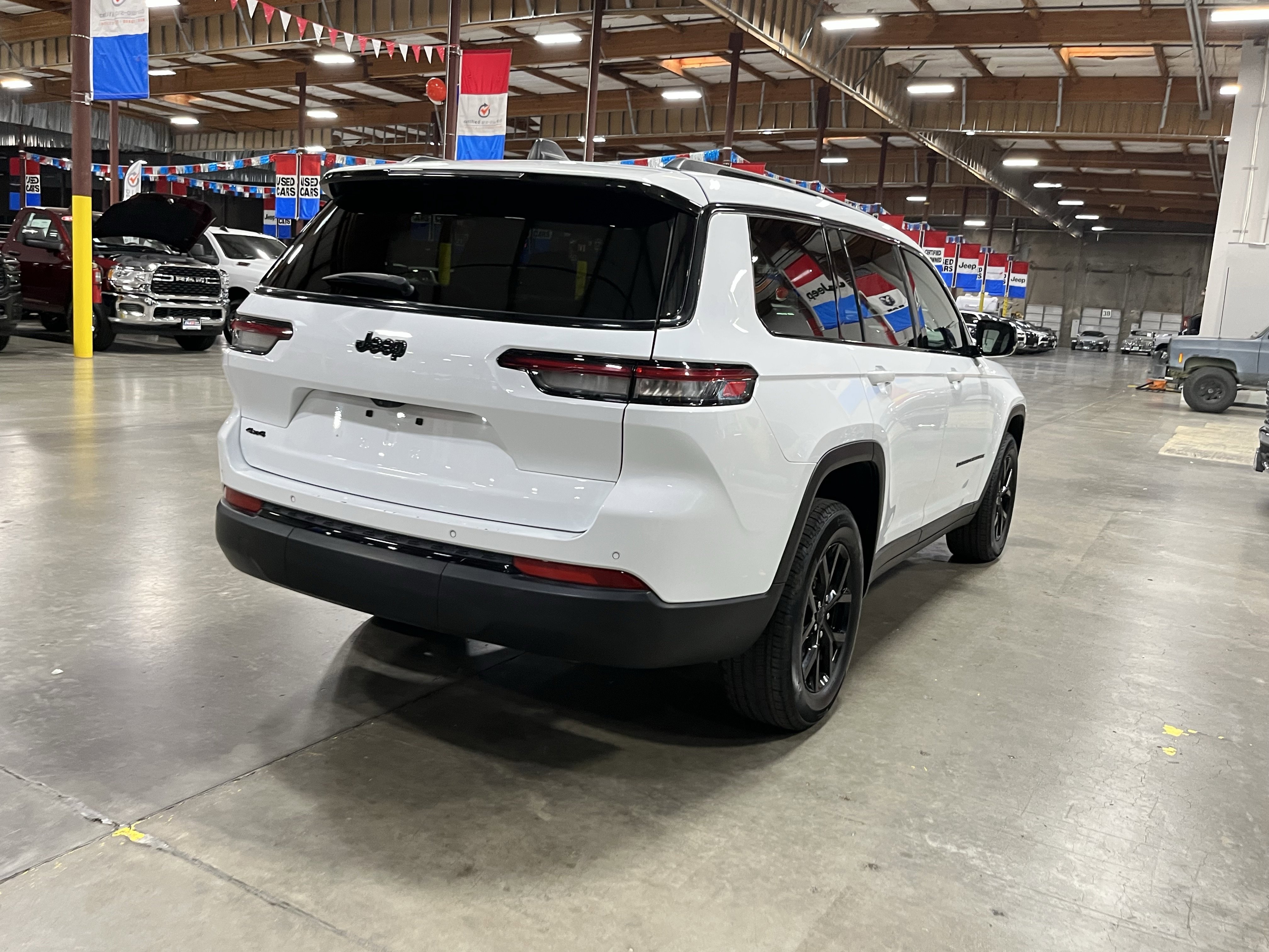 Used 2024 Jeep Grand Cherokee L Laredo image 5