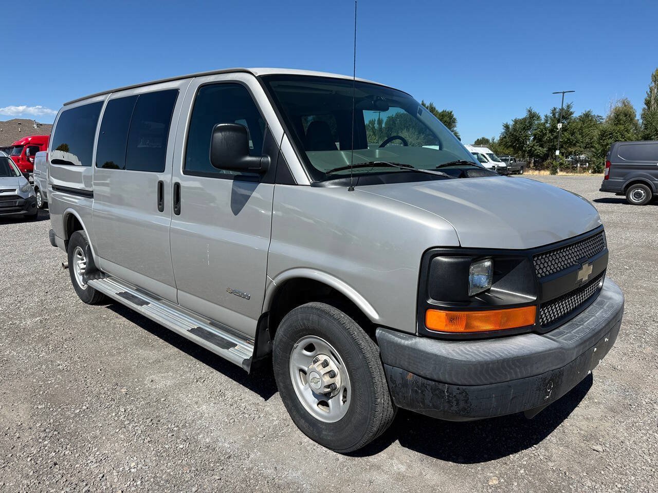 Used 2005 Chevrolet Express 2500 Passenger RWD image 1