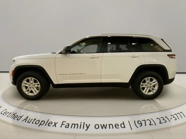 Used 2024 Jeep Grand Cherokee Laredo RWD image 2