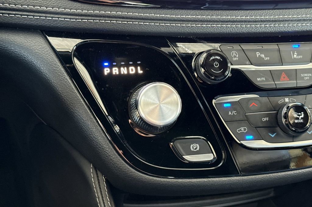 Used 2025 Chrysler Pacifica Limited image 32