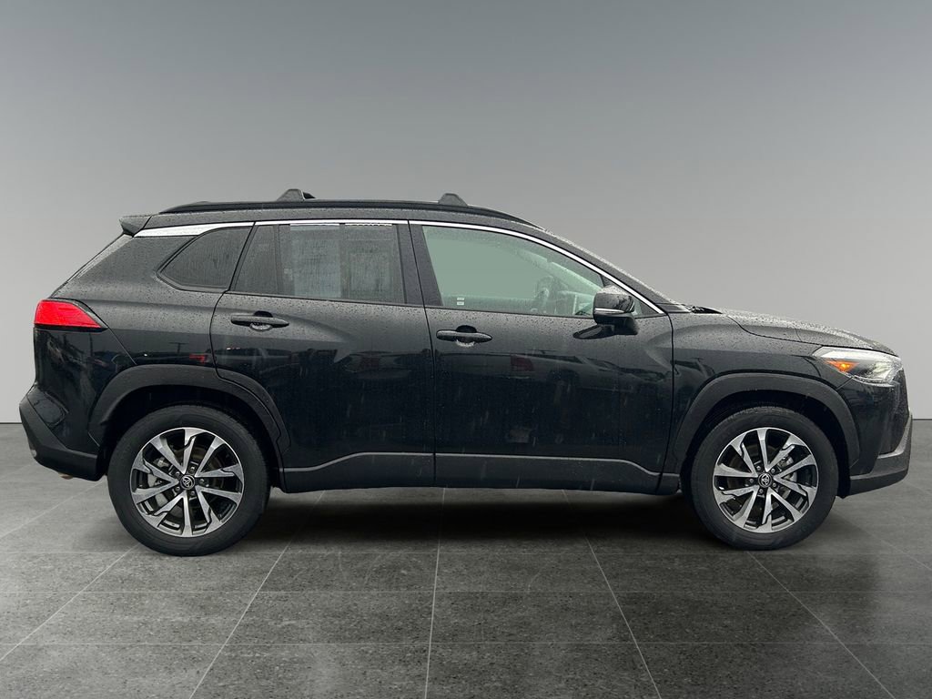 Used 2024 Toyota Corolla Cross XLE w/ Convenience Package image 8