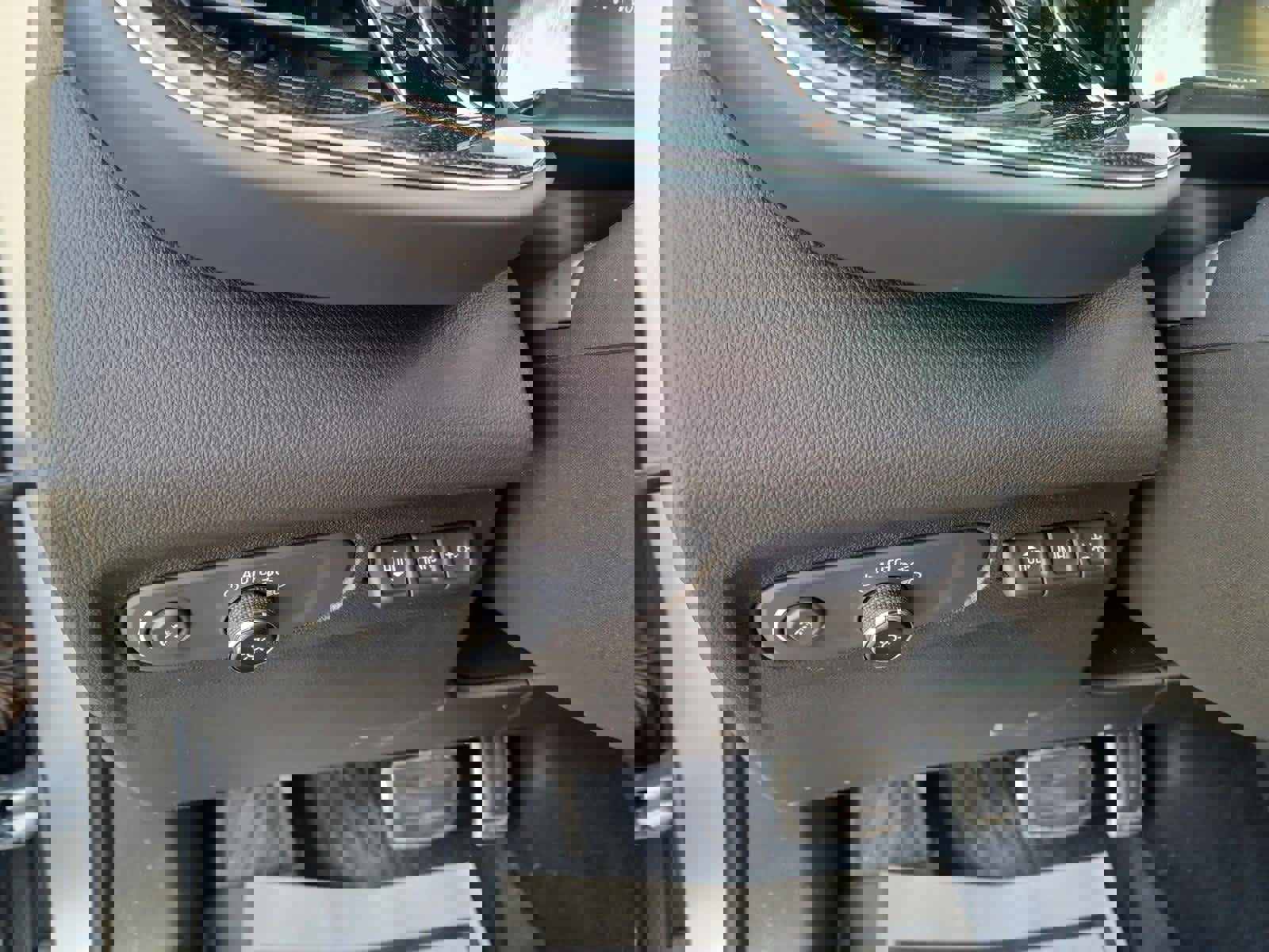 Used 2022 Buick Envision Essence w/ Technology Package II image 17