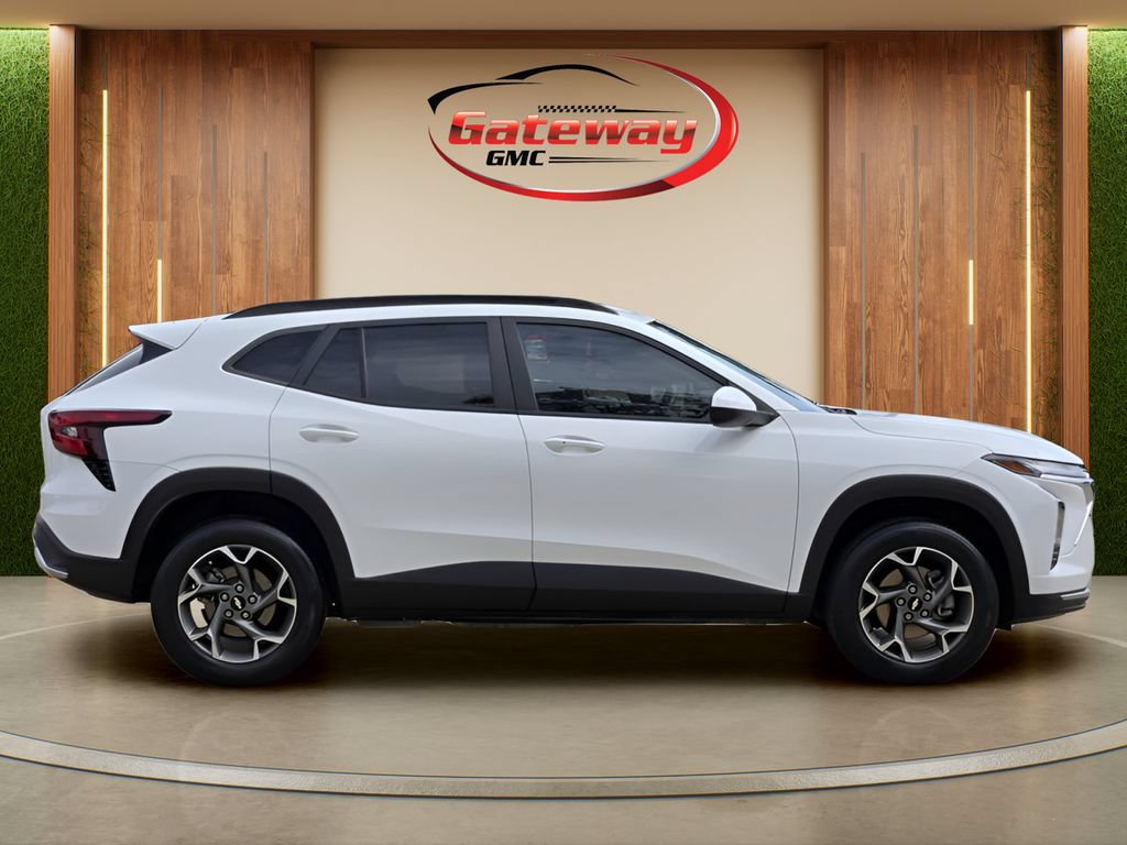 Used 2024 Chevrolet Trax LT w/ Driver Confidence Package FWD image 4