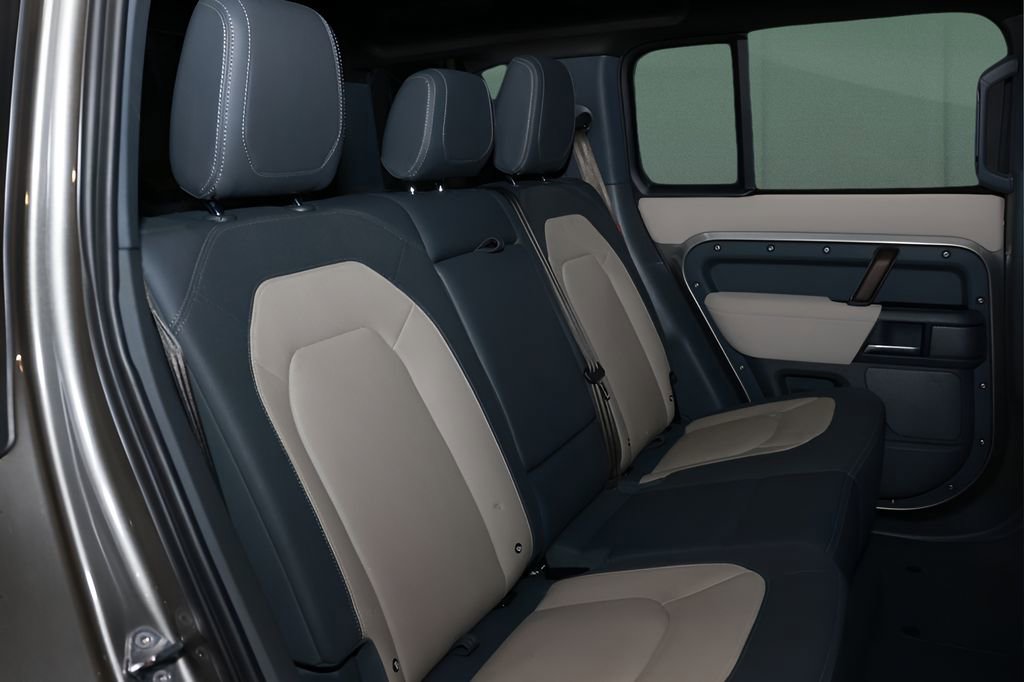 Used 2023 Land Rover Defender 110 X-Dynamic SE image 15