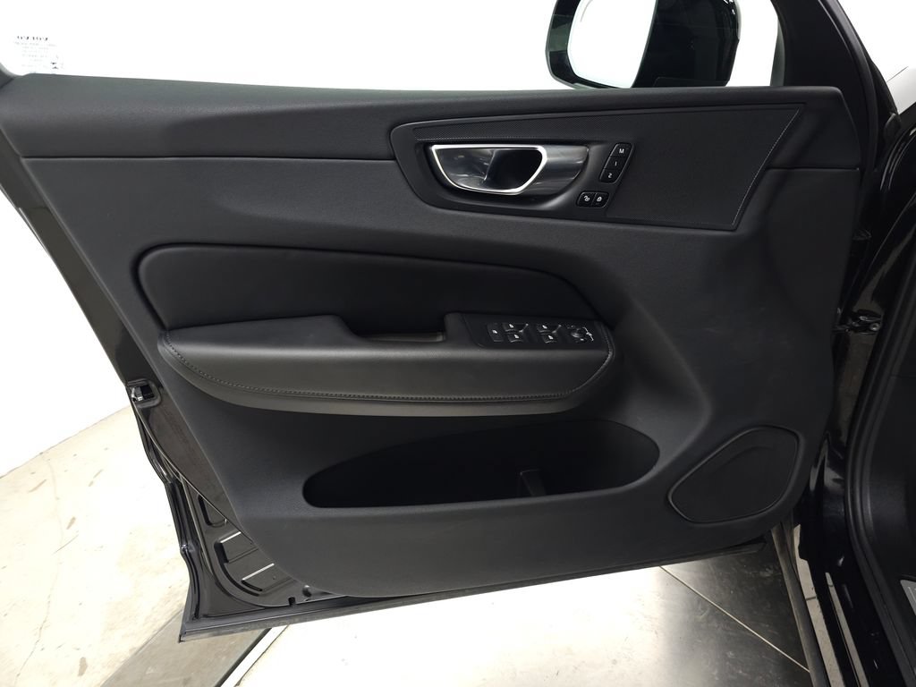 Certified 2025 Volvo XC60 B5 Core AWD/4WD image 16