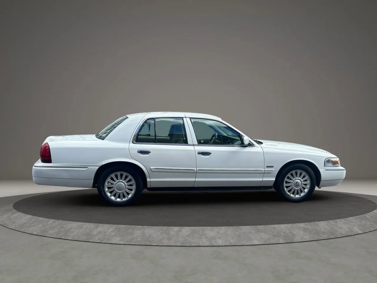 Used 2009 Mercury Grand Marquis LS image 4