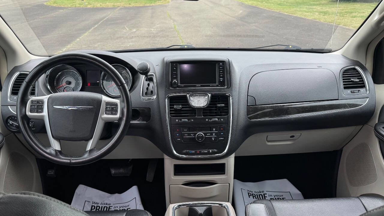Used 2016 Chrysler Town & Country Touring FWD image 14