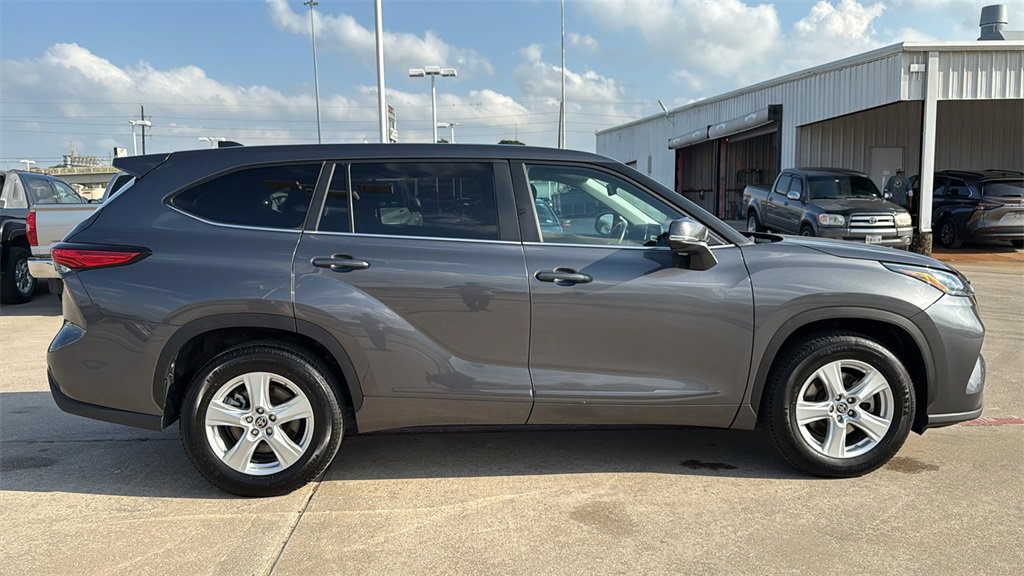 Used 2023 Toyota Highlander LE image 8