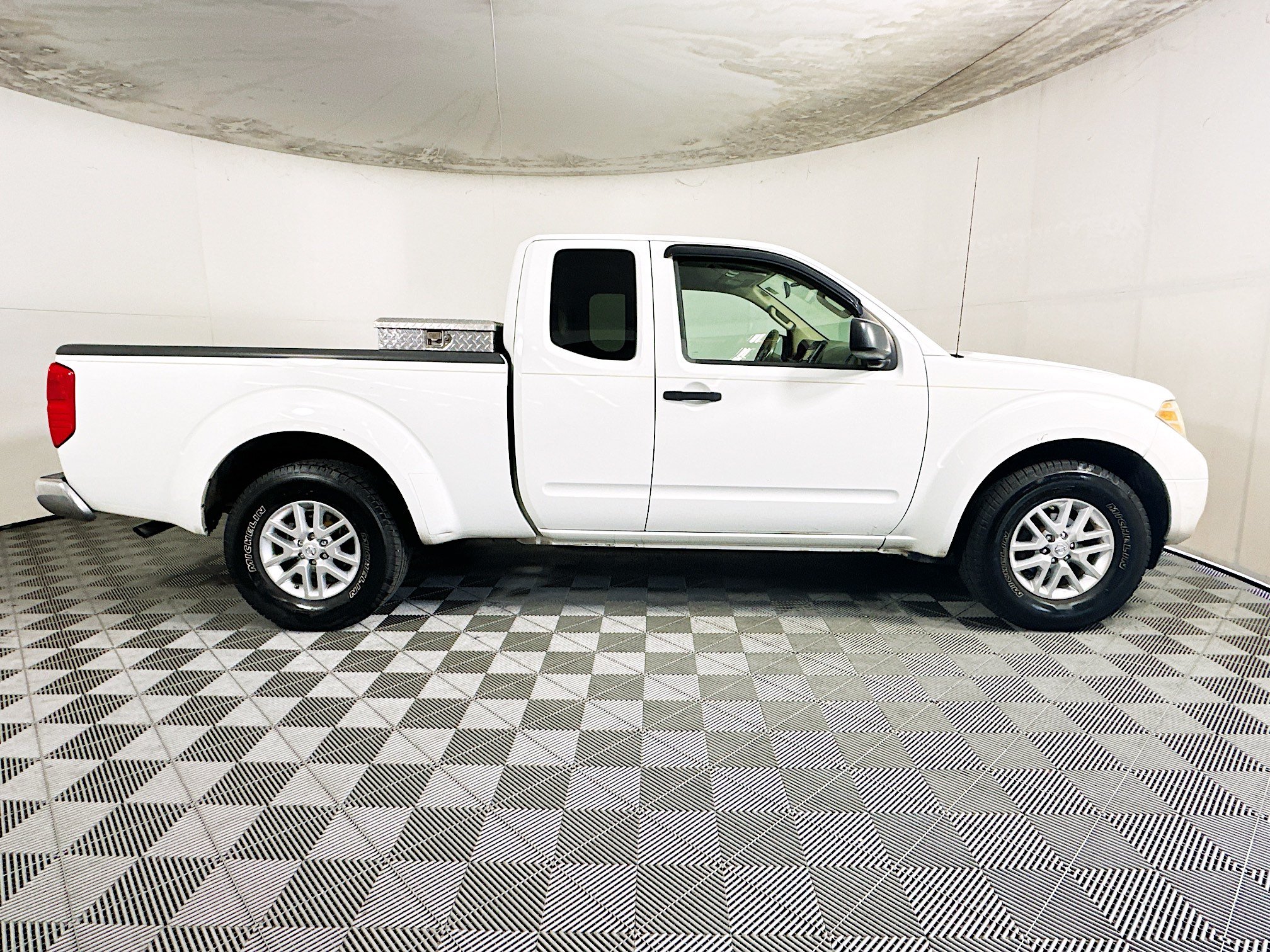 Used 2014 Nissan Frontier SV RWD image 2
