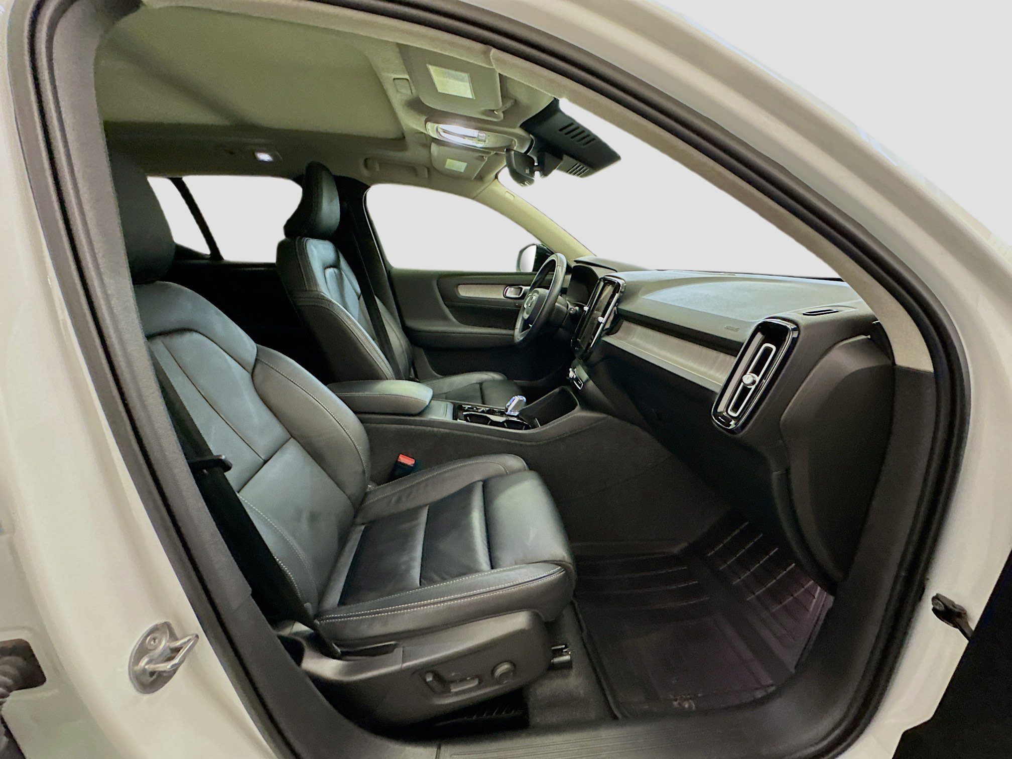 Used 2023 Volvo XC40 B5 Plus w/ Protection Package image 34