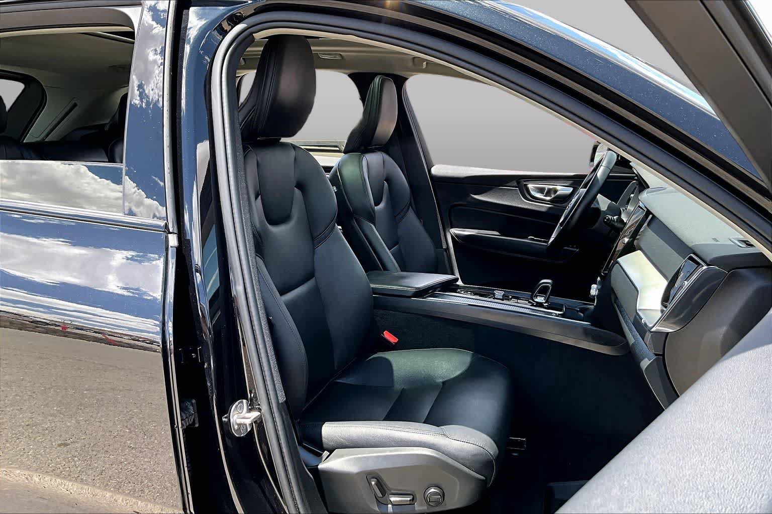 Used 2024 Volvo XC60 B5 Core AWD/4WD image 9