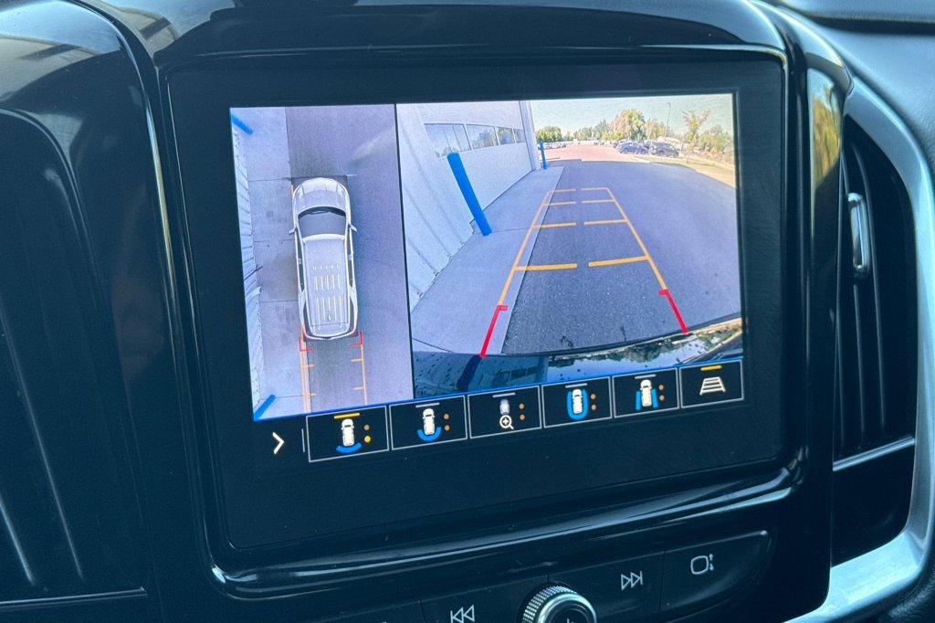 Used 2021 Chevrolet Traverse LT w/ LT Premium Package image 18