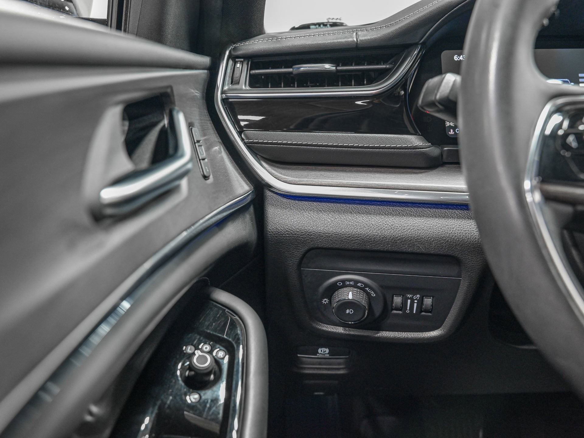 Used 2023 Jeep Grand Cherokee L Overland image 18