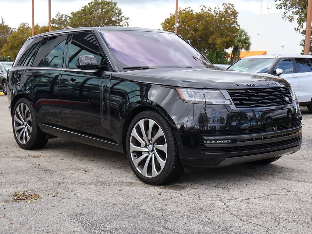 Used 2023 Land Rover Range Rover SE image 2