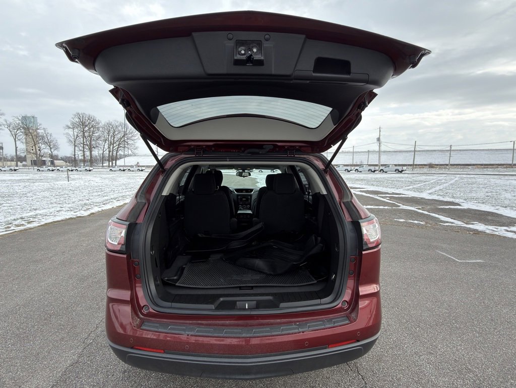 Used 2017 Chevrolet Traverse LT w/ Style and Technology Package image 2