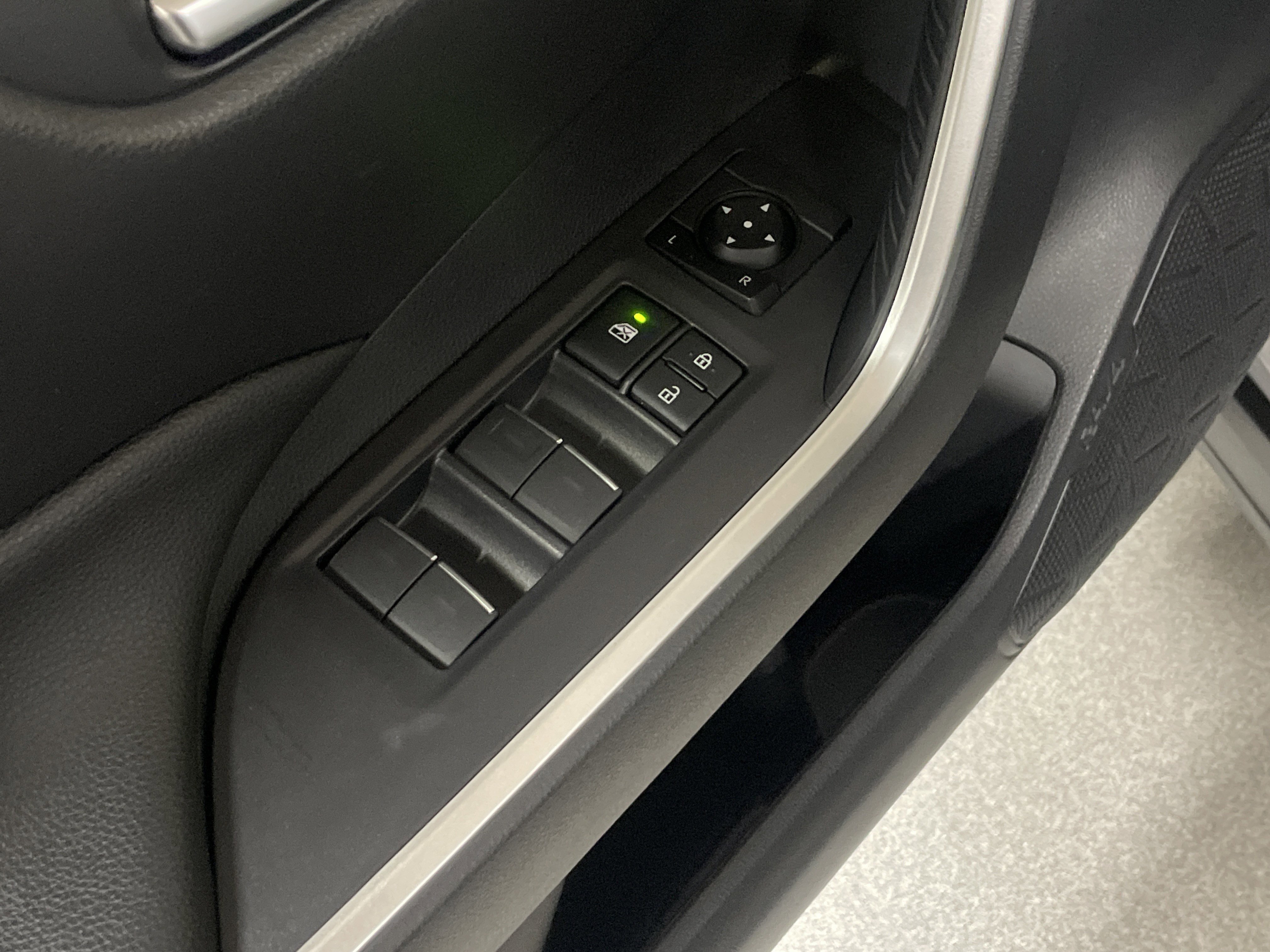 Used 2025 Toyota RAV4 XLE image 15