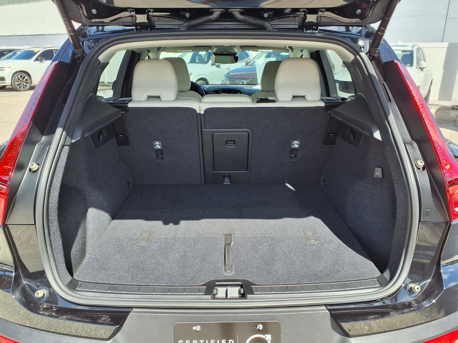 Certified 2025 Volvo XC40 B5 Ultra AWD/4WD image 18