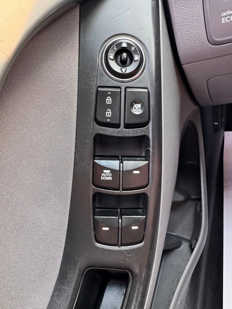 Used 2014 Hyundai Elantra SE w/ Option Group 02 FWD image 19
