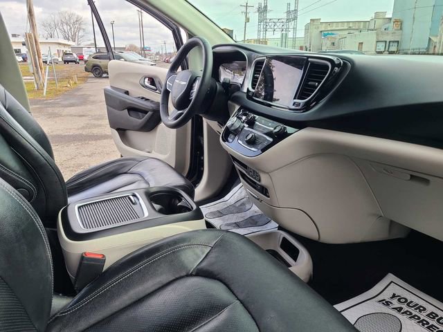 Used 2022 Chrysler Pacifica Touring-L image 17