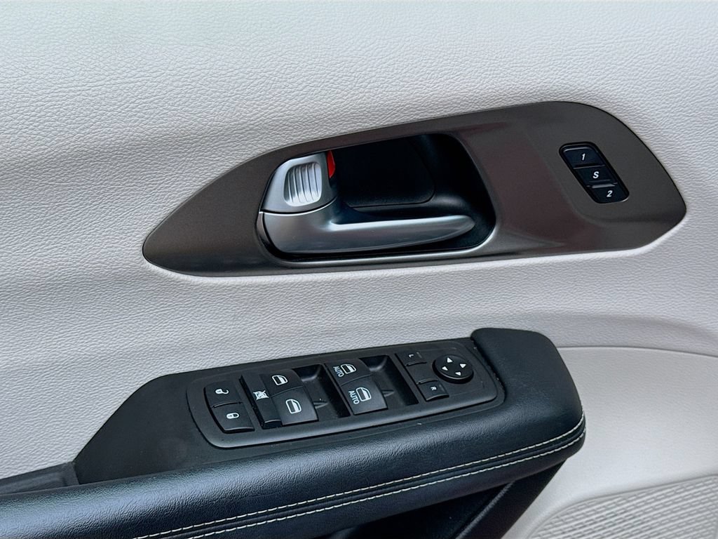 Used 2021 Chrysler Pacifica Touring-L w/ Premium & Safety Sphere Group FWD image 23