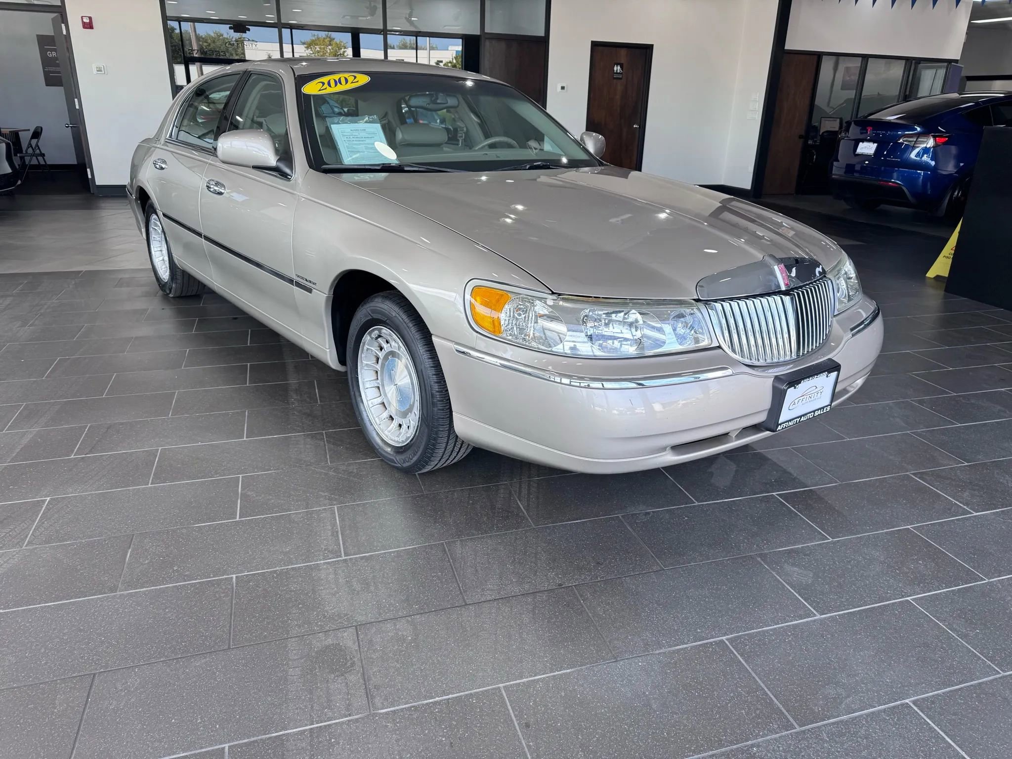 Used 2002 Lincoln Town Car Executive image 7
