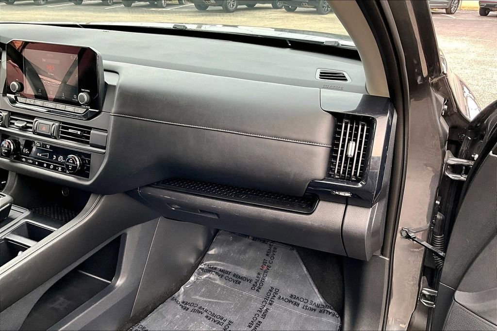 Used 2024 Nissan Pathfinder S image 19