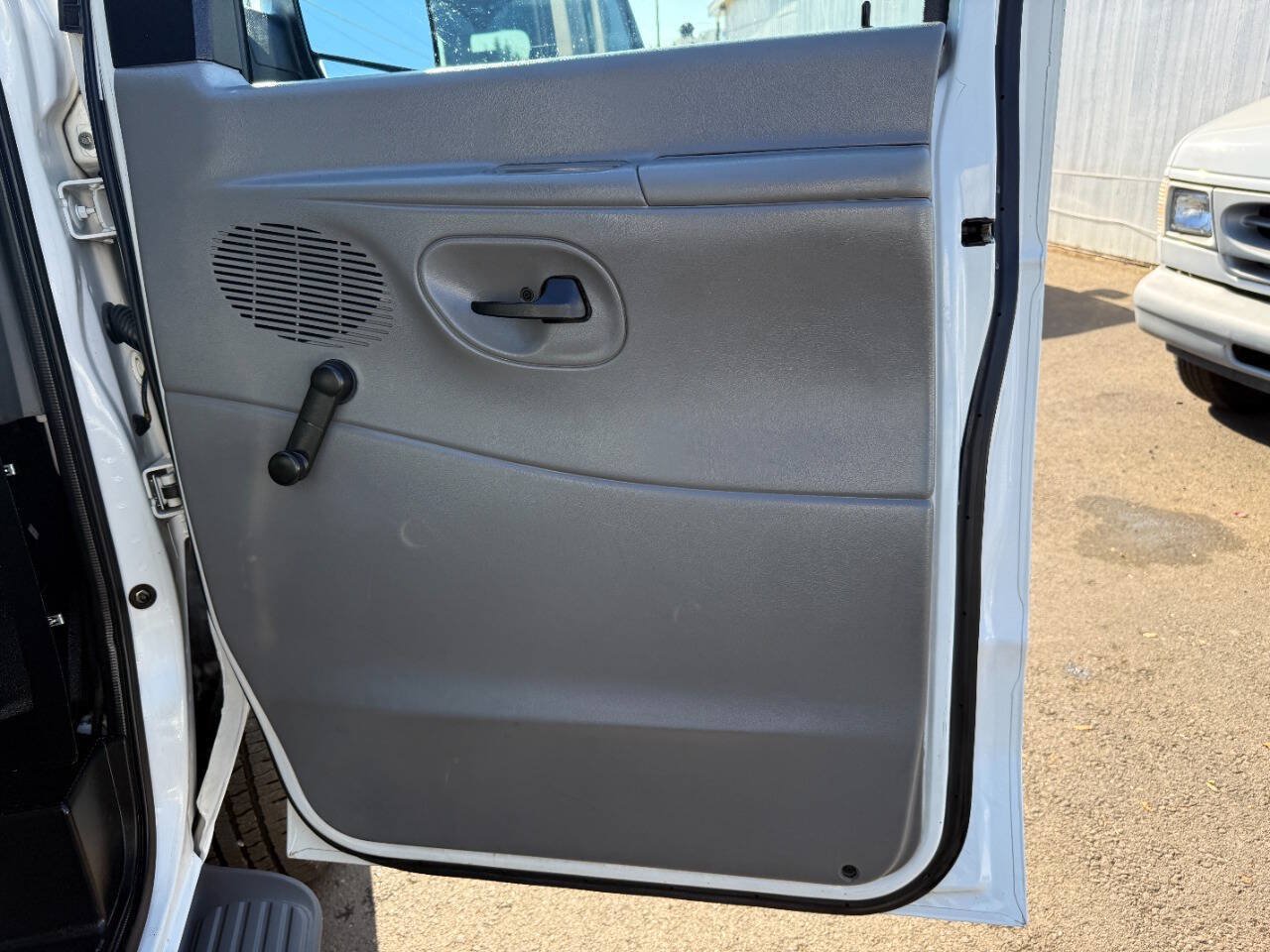 Used 2005 Ford E-350 and Econoline 350 XL RWD image 28