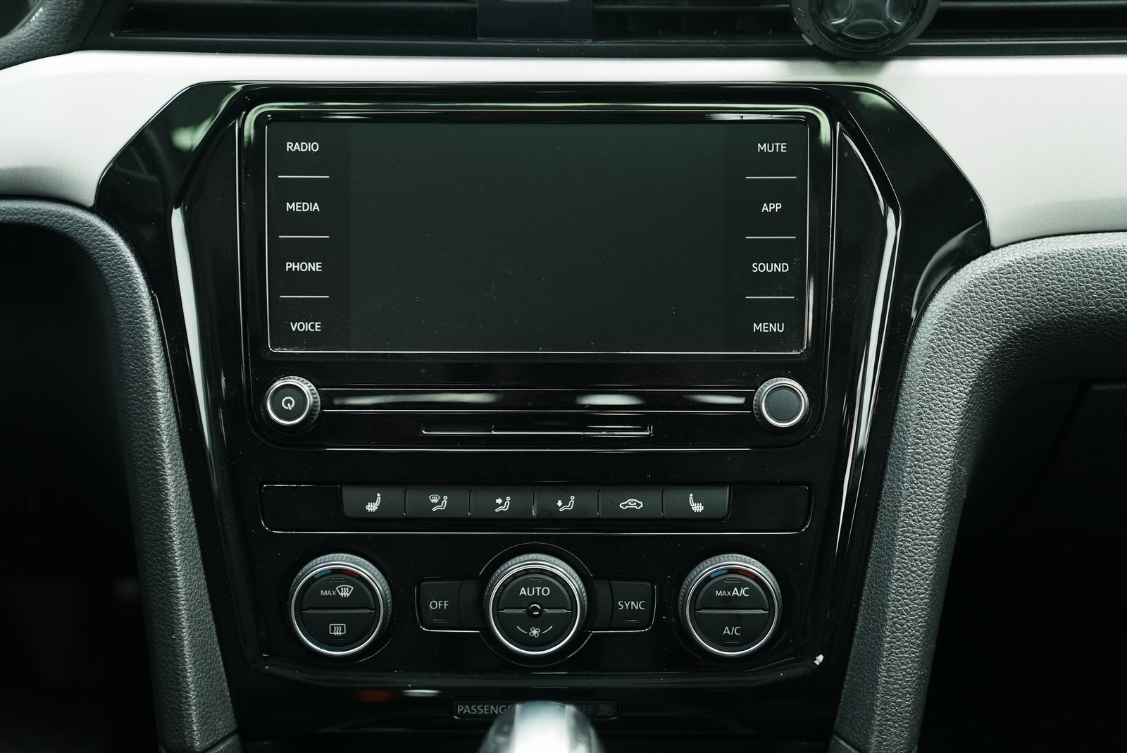 Used 2022 Volkswagen Passat 2.0T SE image 30