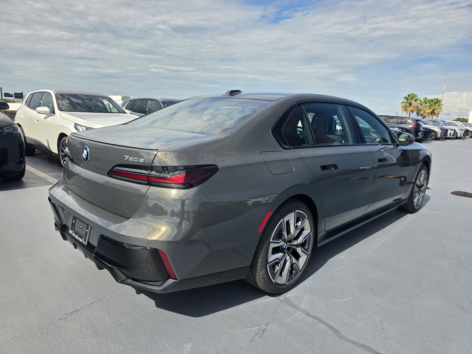 New 2026 BMW 750e xDrive w/ Premium Package AWD/4WD image 2