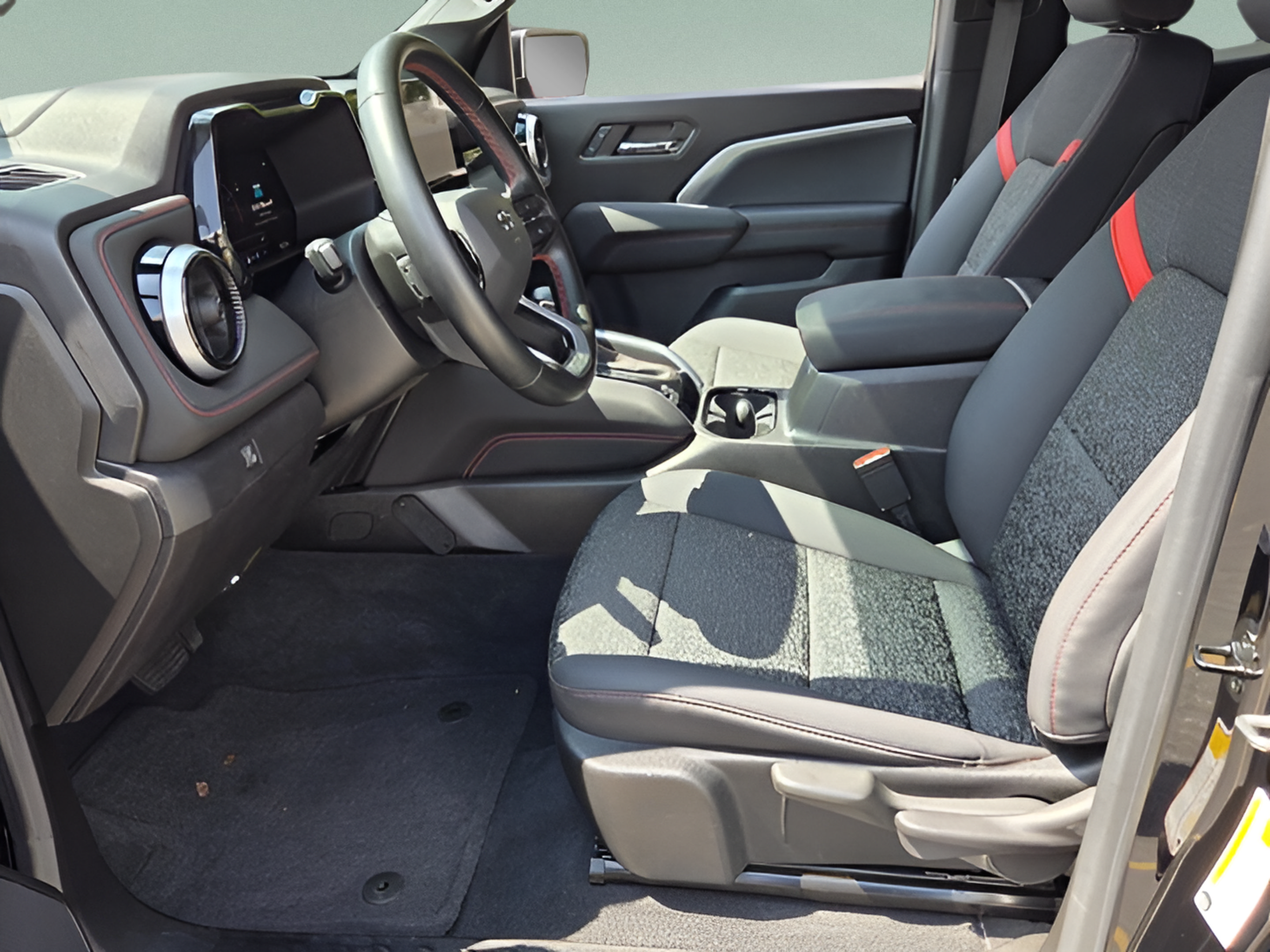 Used 2024 Chevrolet Colorado Z71 AWD/4WD image 9