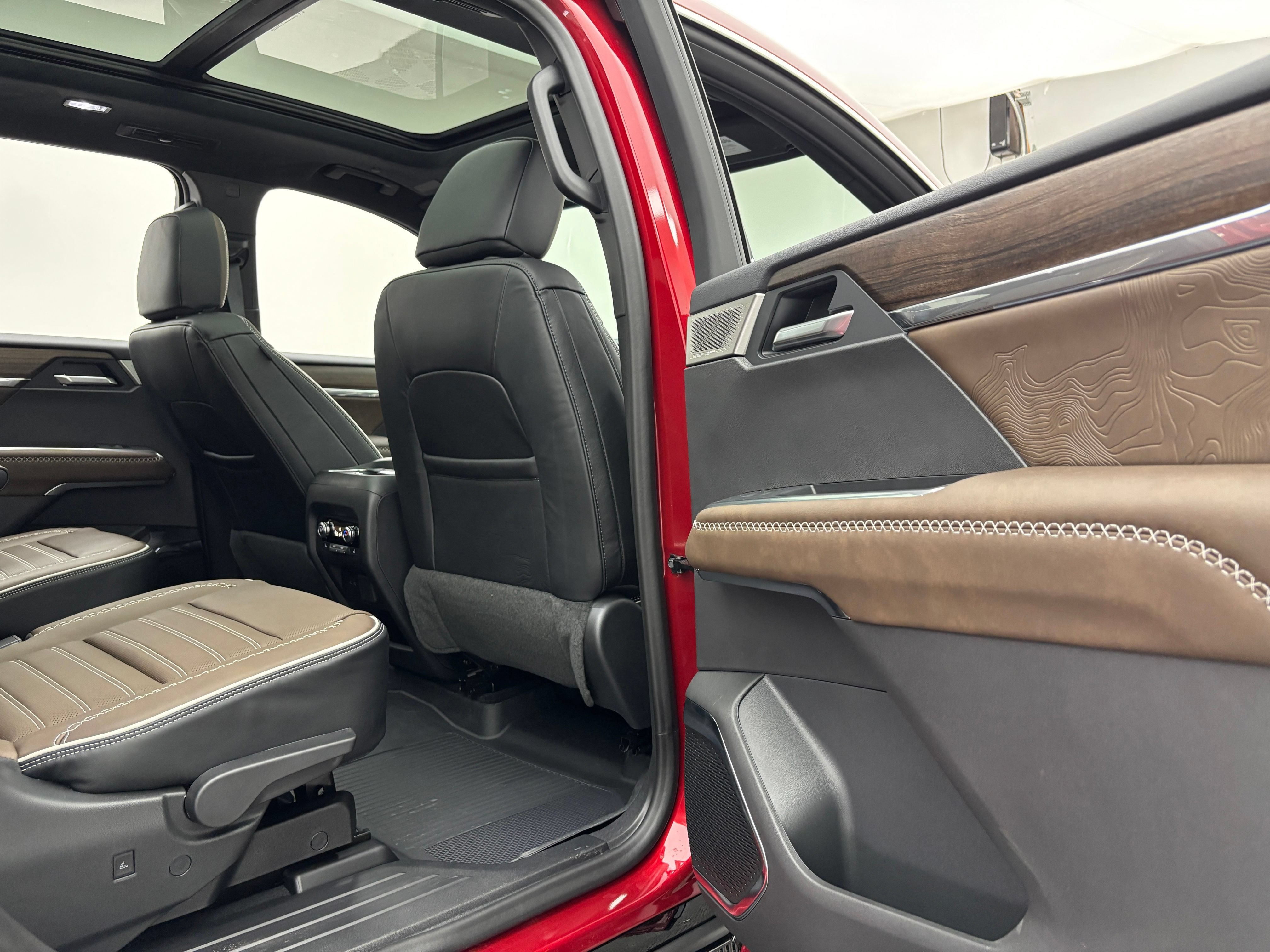 New 2026 GMC Acadia Denali Ultimate w/ LPO, Floor Liner Package AWD/4WD image 40