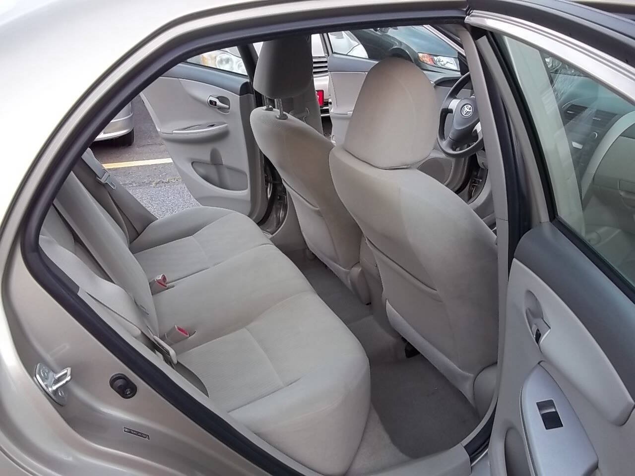 Used 2010 Toyota Corolla LE FWD image 12