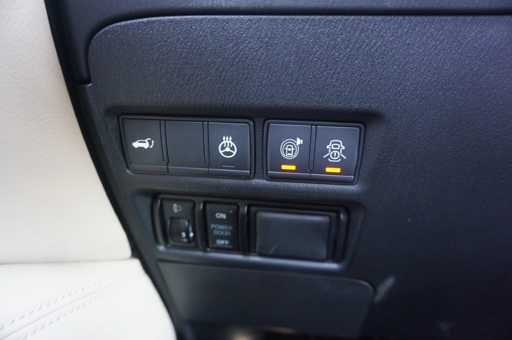 Used 2019 Nissan Armada Platinum w/ Captain's Chairs Package RWD image 4