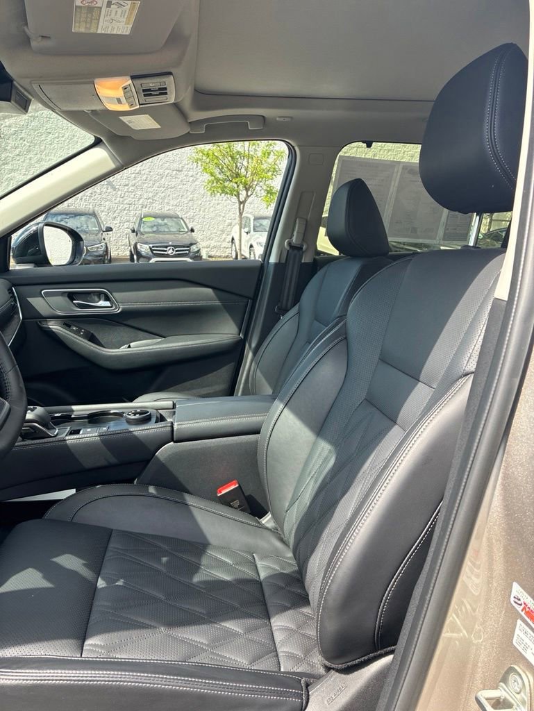 Used 2026 Nissan Rogue Platinum w/ Platinum Premium Package AWD/4WD image 16
