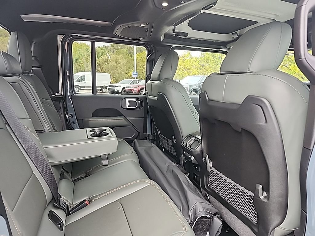 New 2025 Jeep Gladiator Mojave image 16