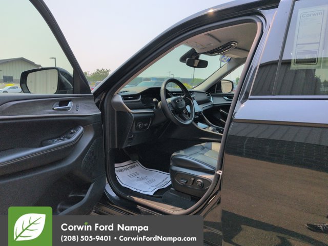 Used 2023 Jeep Grand Cherokee Limited AWD/4WD image 9
