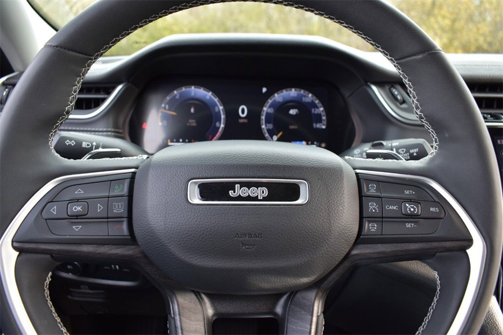 Used 2023 Jeep Grand Cherokee Limited w/ Black Appearance Package image 14