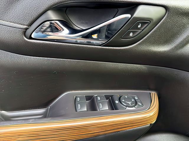 Used 2021 GMC Acadia SLE image 18