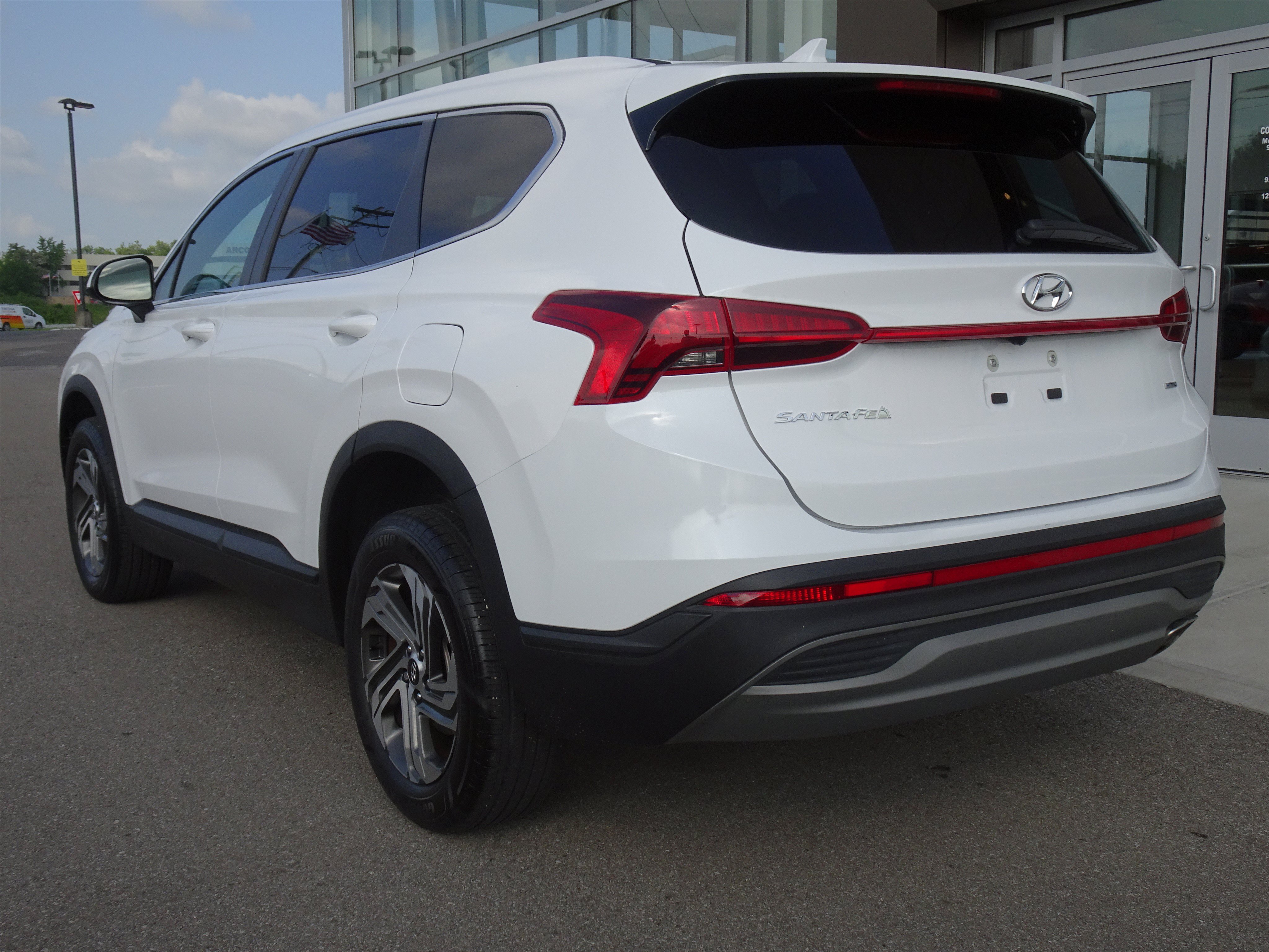 Used 2023 Hyundai Santa Fe SE w/ Cargo Package AWD/4WD image 3