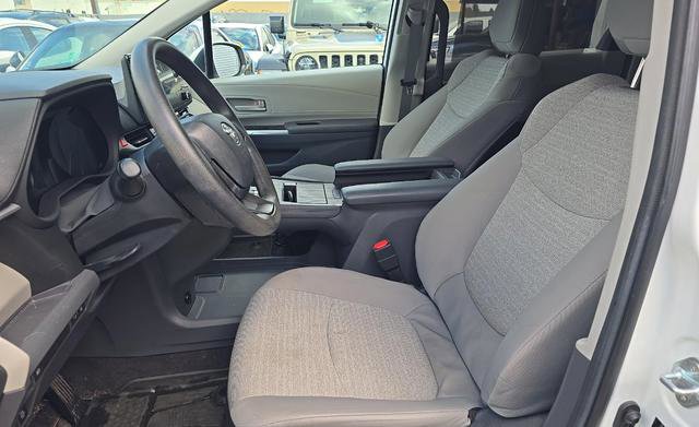 Used 2024 Toyota Sienna LE w/ LE Plus Package image 7