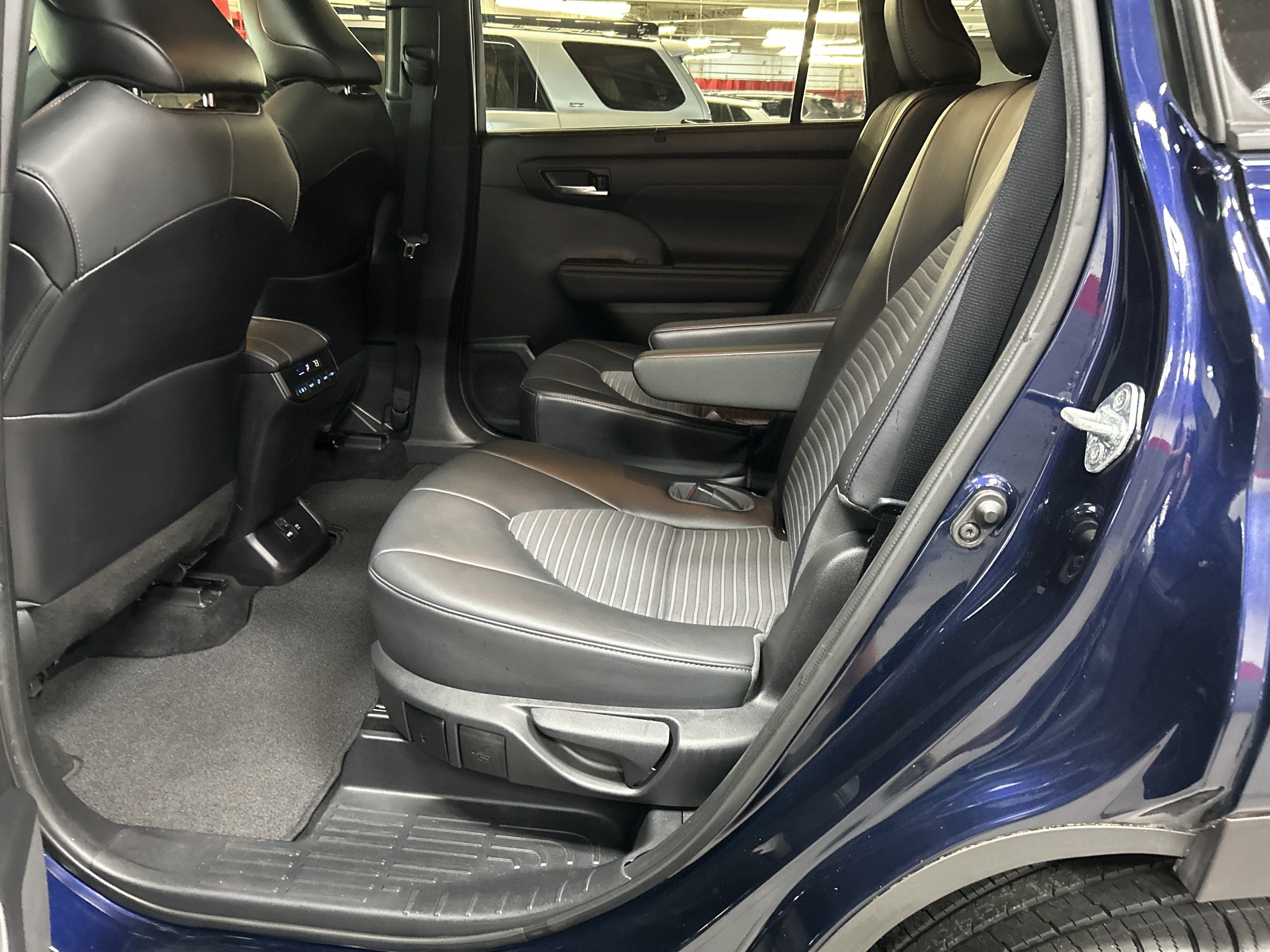 Used 2021 Toyota Highlander XSE FWD image 34