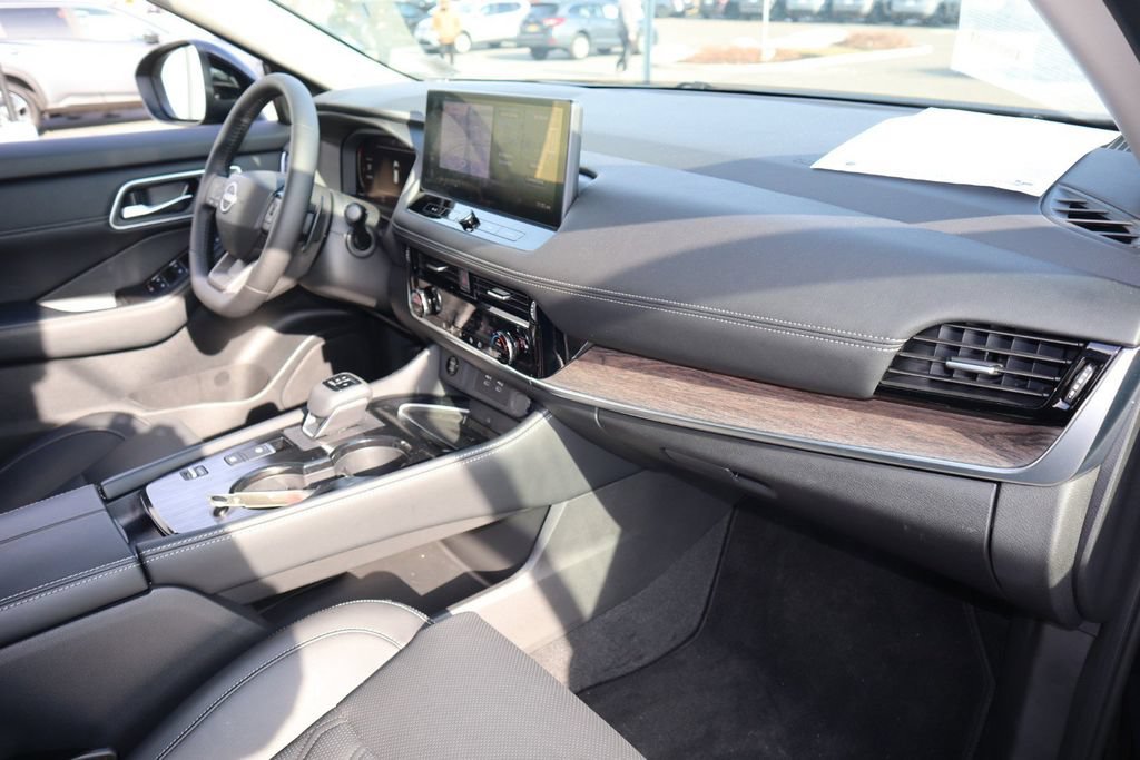 Certified 2025 Nissan Rogue Platinum FWD image 25